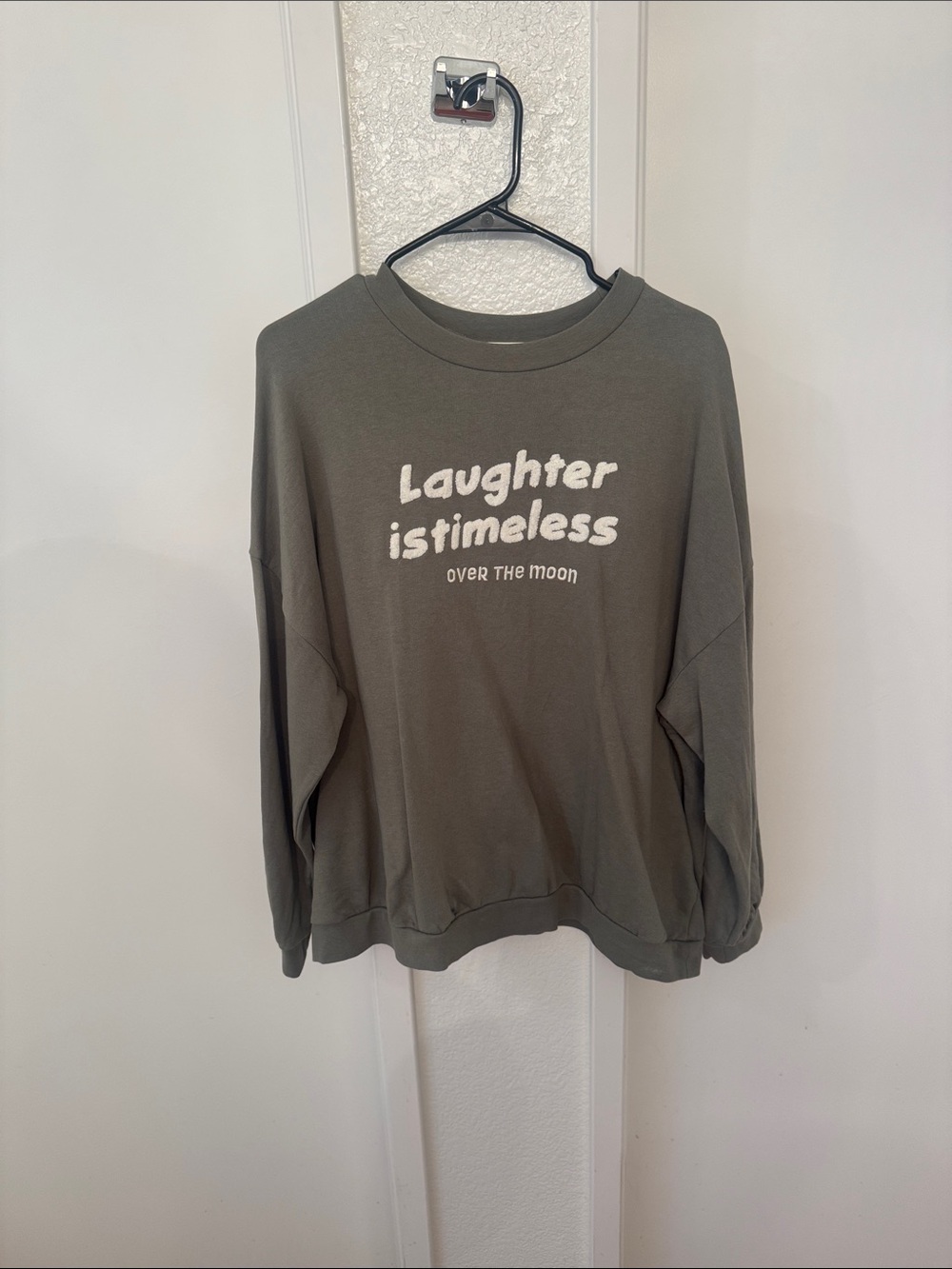 Graphic Sweatshirt "Laughter is timeless" - Olive Green